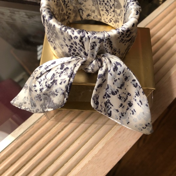 Adorable animal print cuff bracelet…soft and shiny✨✨✨ - Picture 9 of 11